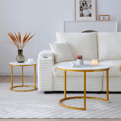 Ensemble 2 tables basses gigognes à plateau blanc et gris, cadre doré, tables rondes en marbre et motif circulaire, salon, chambre à coucher, appartement, table de chevet simple, industrielle