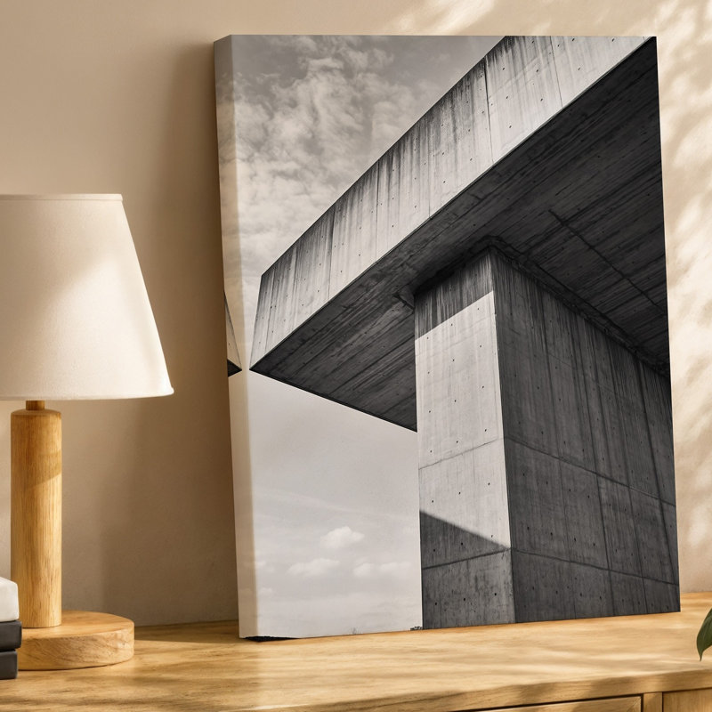 Toile d'une structure architecturale saisissante avec des formes géométriques audacieuses faites d'art mural en béton brut capturé dans une toile noire à contraste élevé