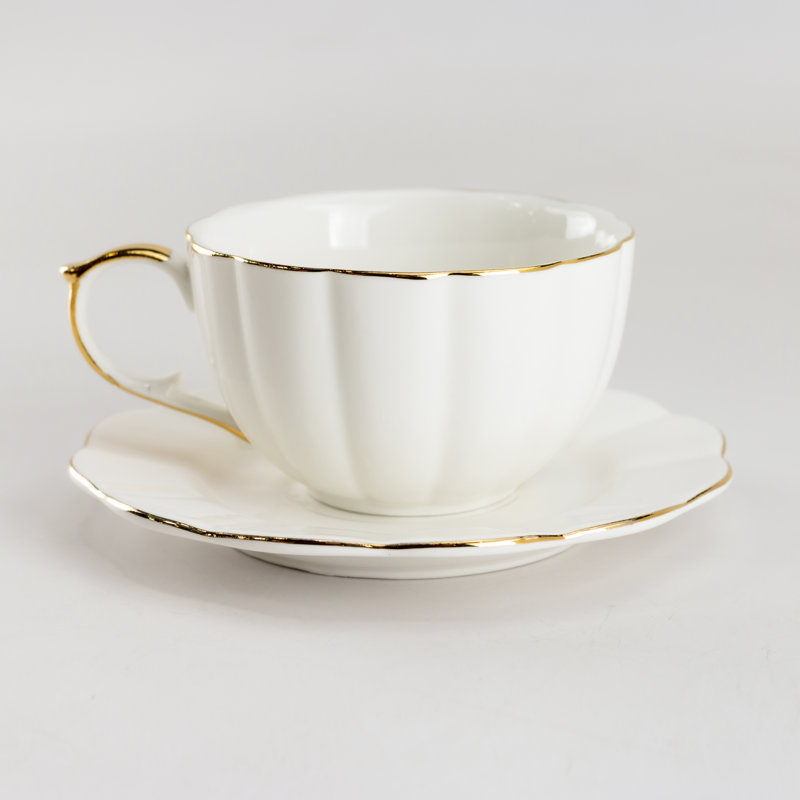 Tasse à thé et soucoupe festonnée