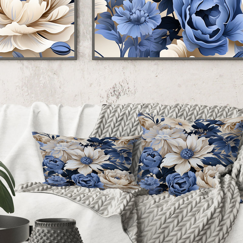 Coussin décoratif beige et bleu à motif floral I - imprimé floral, H 16 po x l 16 po