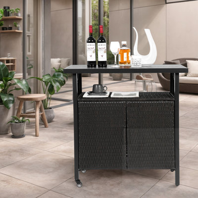 Table de bar de patio en rotin avec roues et plateau en verre