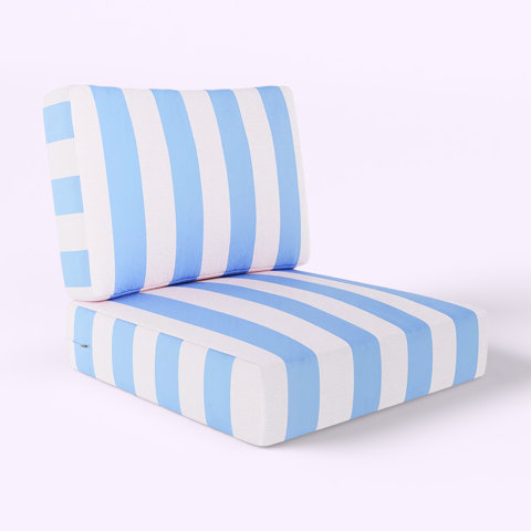 Coussins de chaise à rayures bleues et blanches.