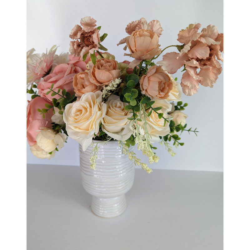 Arrangement de soie mélangée dans un vase