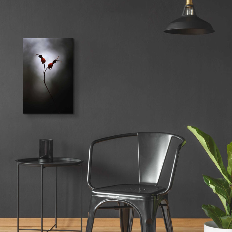 «Rose Hips» par Thomas Haney, H 24 po x l 16 po x P 0,2 po