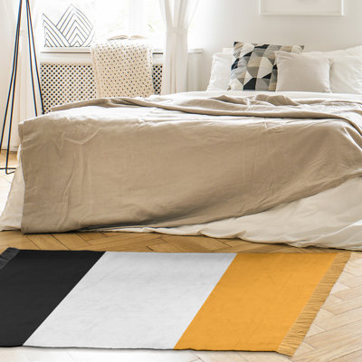 Tapis à rayures 4,6 pi x 5,5 po zone noire/jaune