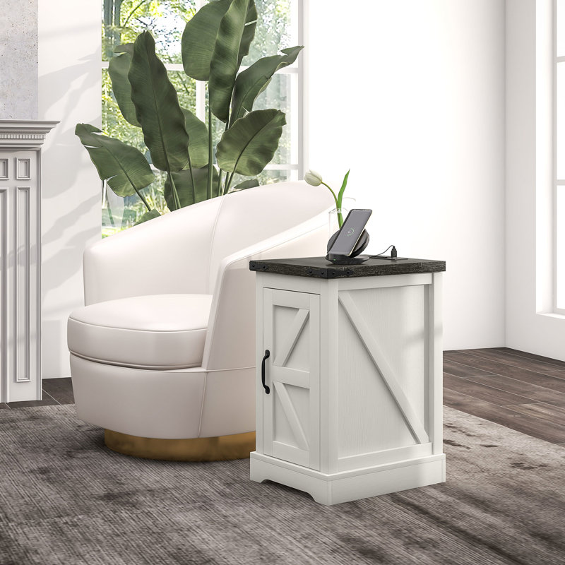 Table d'appoint blanche vieillie avec prises de courant et espace de rangement