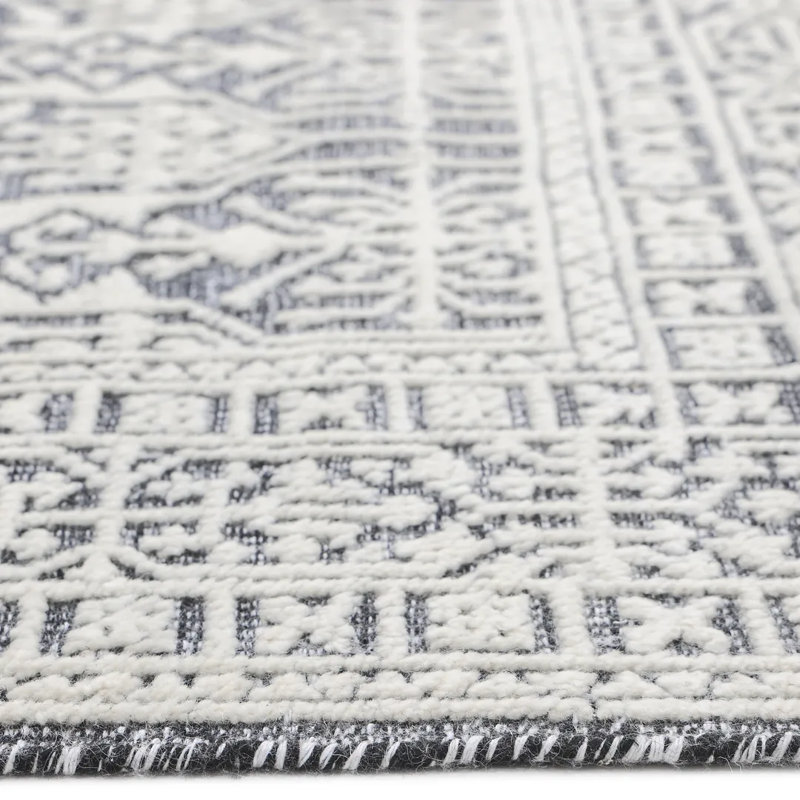Yvonne Oriental Area Rug in Gray, Rectangle 8' x 10'