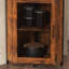 Bar de coin industriel avec porte-bouteilles en verre et à vin, tablettes réglables, portes en filet, lumière DEL-129309117