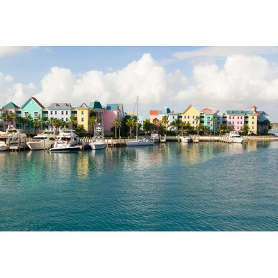 Paysage urbain de Dorrian, Nassau, Bahamas avec maisons colorées sur toile par Ruth Peterkin, photographie