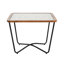 Table basse contemporaine avec un design géométrique artistique, une base en métal robuste et un cadre carré en verre trempé noir facile à entretenir pour un look