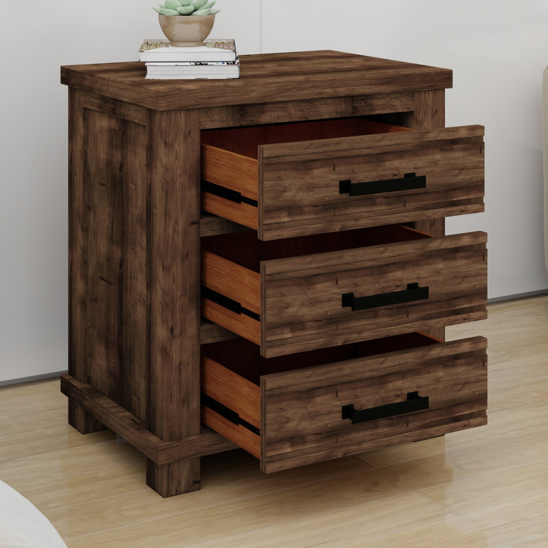 Armoire de rangement d'inspiration rétro avec finition vieillie et quincaillerie classique