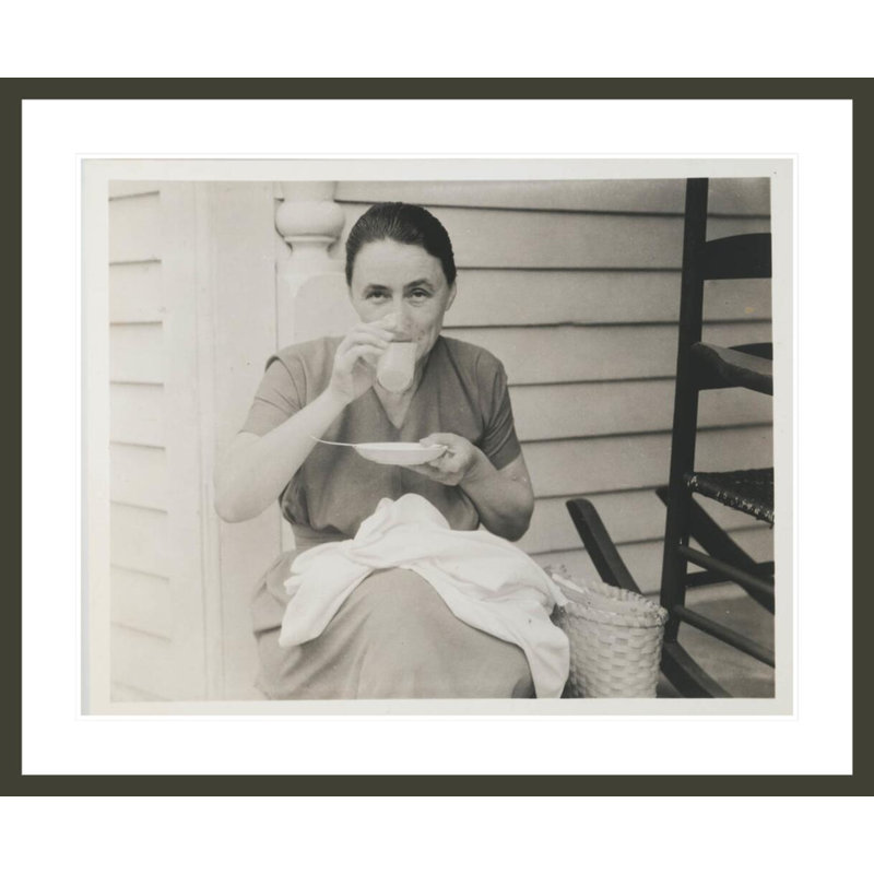 Georgia O'Keeffe [Assis sur le porche en train de boire] 1931 par Alfred Stieglitz, impression giclée encadrée