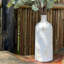Vase en céramique blanc 12 "avec 3 pièces d'eucalyptus artificiel, vase rustique décor maison de campagne pour salon, cuisine, chambre à coucher, salle de bain, vase en céramique terre cuite à col étroit
