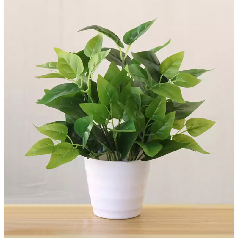 Plante verte simulée en pot