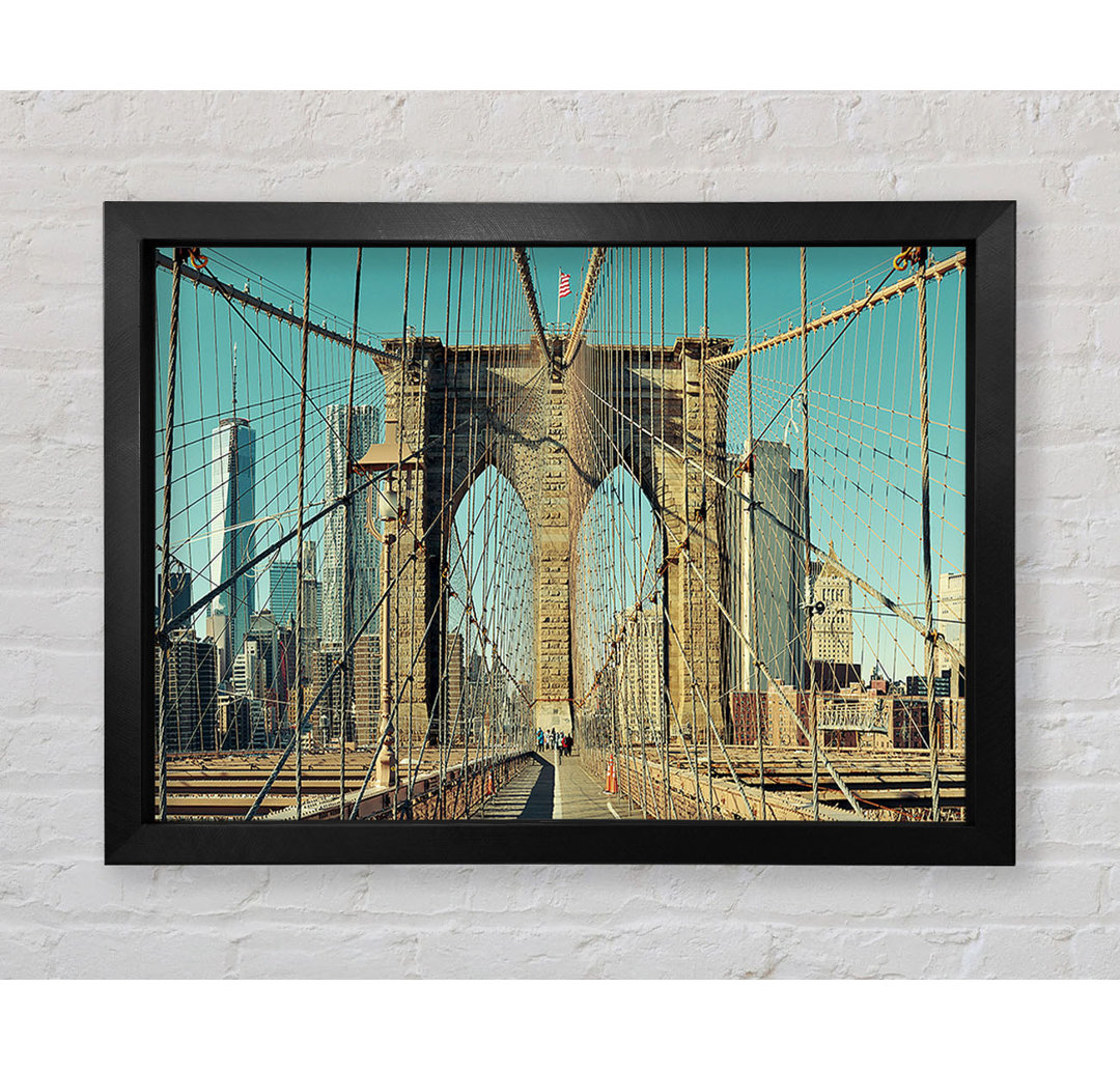 Walking Through The Brooklyn Bridge - Einzelne Bilderrahmen Kunstdrucke