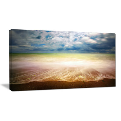 « exotic beach on cloudy day », reproduction de photo sur toile tendue