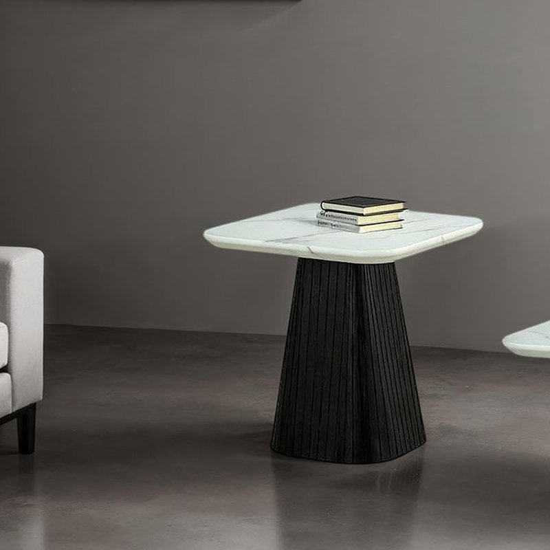 Table de bout carrée de style contemporain avec rebords incurvés en faux marbre et finition noire