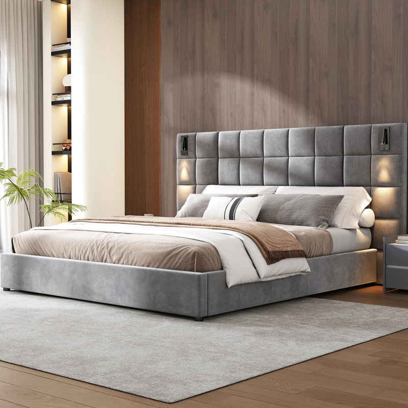 Très grand lit avec housse en velours gris, lampe de lecture et tête de lit spacieuse, rembourrage en mousse, structure en bois, sans matelas ni tables de chevet, sommier tapissier, méthode d'assemblage simple revêtue de velours, rembourrage généreux,