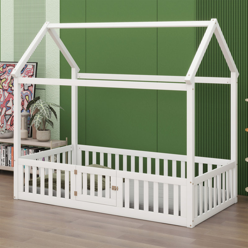 Lit en bois avec clôture et porte, blanc