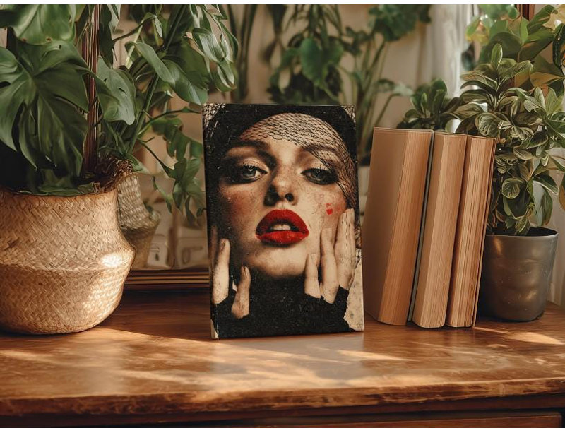 Portrait d'une femme dramatique: lèvres rouges, voile noir, photographie noire, H 24 po x l 16 po