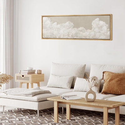 Doux nuages blancs sur fond beige antique rétro