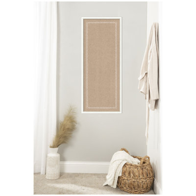 Babillard Kate et Laurel encadré en tissu avec bordure festonnée blanche en lin imprimé contemporain pour une utilisation comme tableau de vision ou organisation murale