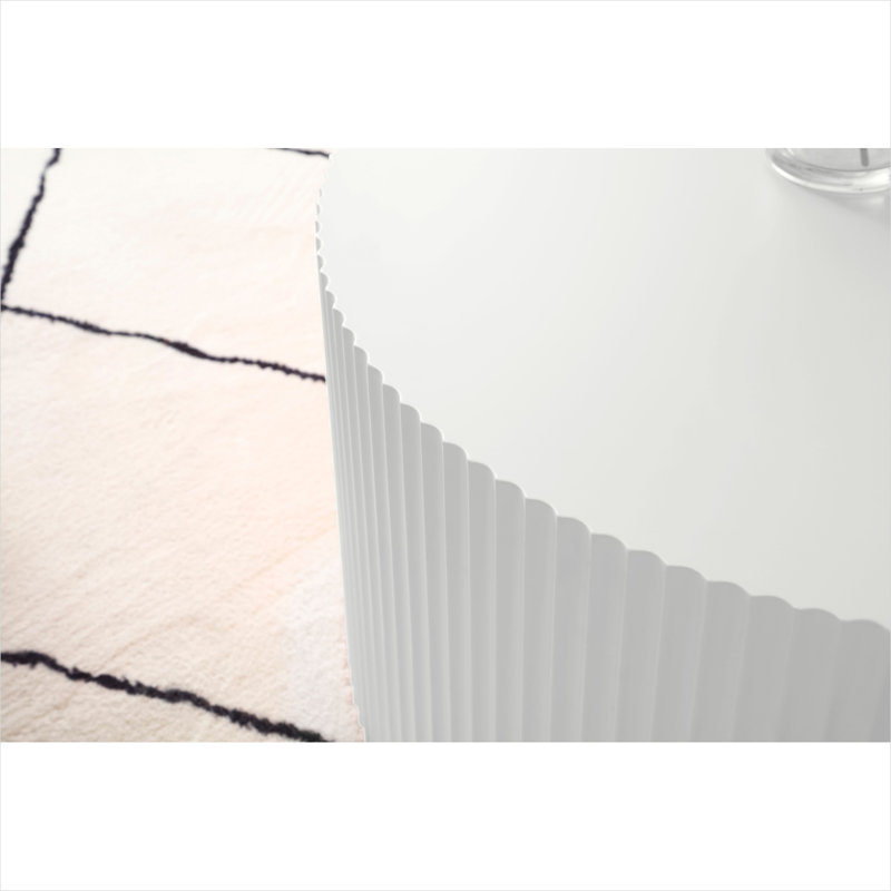 Une table basse ronde de 35,4 pouces avec relief fabriqué à la main, panneau de fibres à densité moyenne de couleur blanche, base cylindrique, idéale pour les petits espaces