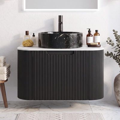 Ensemble de meuble-lavabo mural 24 po avec lavabo, armoire de rangement en contreplaqué noir rayé à bords arrondis avec tiroir, lavabo rond en céramique noir mat et plateau en pierre frittée blanc de Carrare
