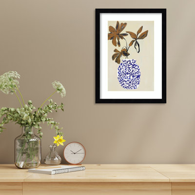 Ambiance florale bleue et brune de Midford encadrée sur papier par Design Fabrikken, photographie