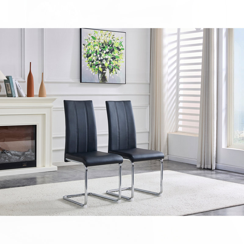 Chaises de salle à manger modernes à haut dossier avec revêtement en polyuréthane et pieds en fer chromé pour des sièges polyvalents dans plusieurs pièces.