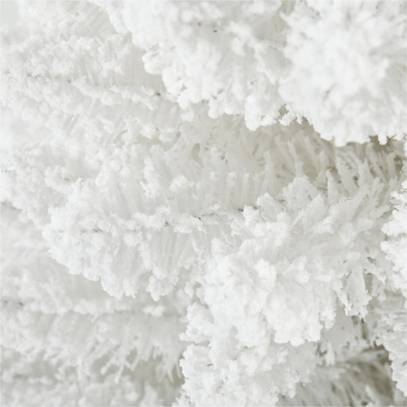 Arbre de Noël neige enneigé, arbre de Noël mince avec branches réalistes et base en plastique pour la décoration intérieure, blanc