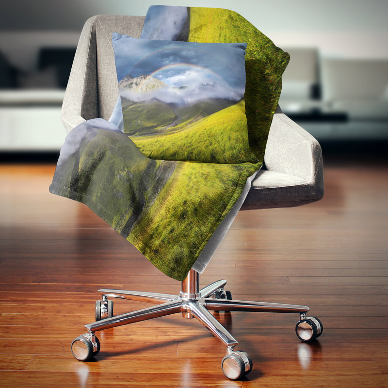 Coussin Rainbow in Mountain Valley, 16 po x 16 po, Coussin décoratif