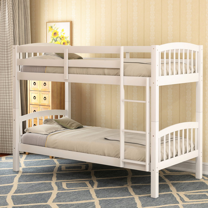 Lit simple au-dessus d'un lit superposé blanc avec option de chambre à coucher dans un cadre solide et stable. Peut accueillir deux personnes confortablement. L 82,52 po x l 42,87 po x H 60,54 po