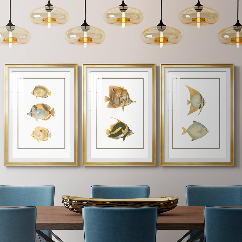 Poissons tropicaux antiques I - reproduction sur mesure encadrée de qualité supérieure - 3 pièces, H 27 po x l 57 po, Doré