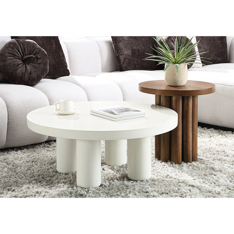 Table de bout à la mode brune dans un élégant décor en placage de bouleau