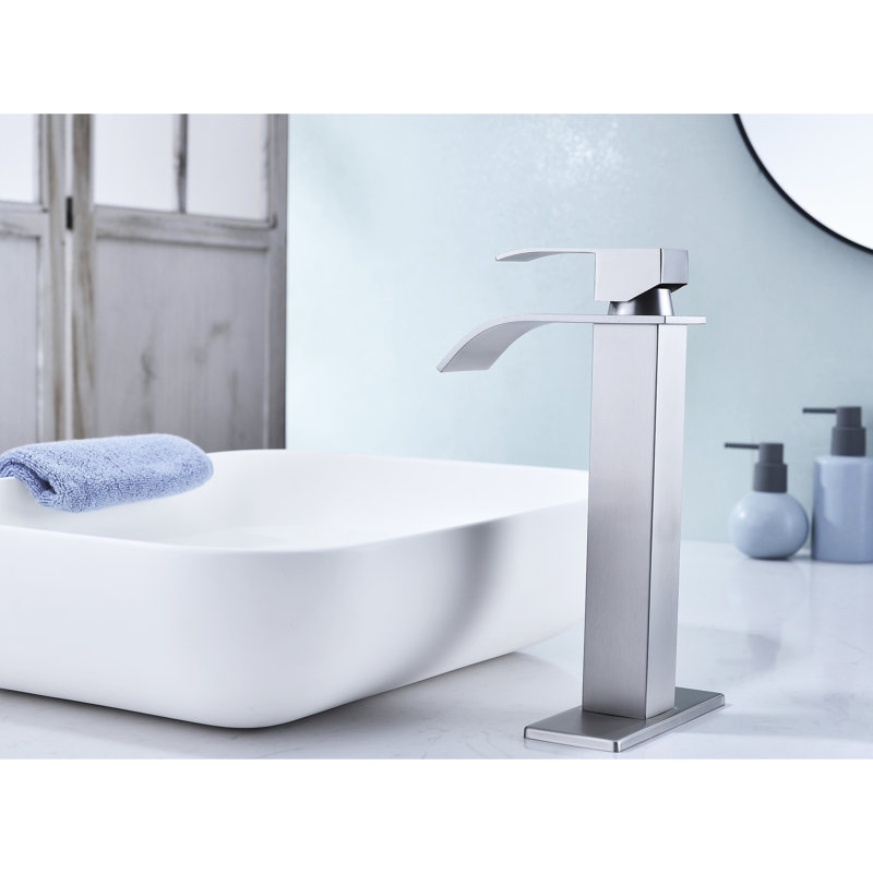 Robinet pour salle de bain à poignée simple avec drain escamotable Waterfall