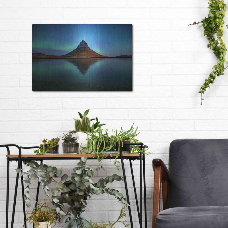 «Northern Light Aurora Borealis Over Kirkjufell 2» par Luxe, H 12 po x l 16 po