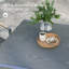 Table de salle à manger extensible pour l'extérieur, structure en aluminium avec plateau en acier effet bois, parfaite pour les rassemblements de patio et pour recevoir des invités