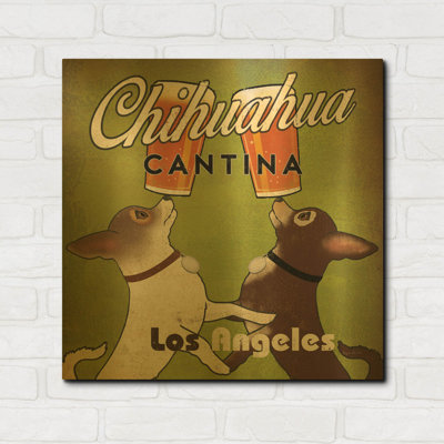 «Double Chihuahua Crop Los Angeles» par Ryan Fowler, art mural en métal doré, 24 po x 24 po