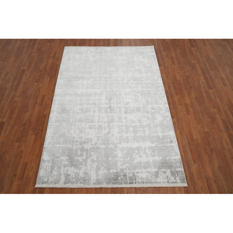 Élégant tapis gris 5 x 8 avec un motif abstrait tranquille