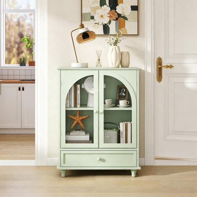 Buffet de style champêtre vert avec portes vitrées cintrées, plateau à plusieurs niveaux et tiroir