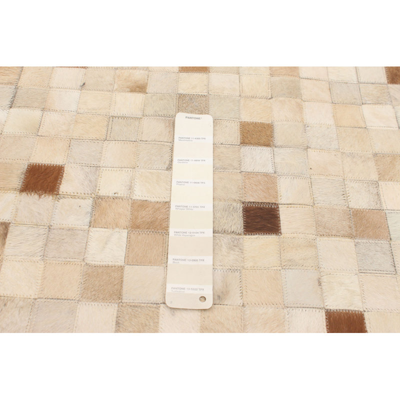 Tapis ivoire / gris / brun en cuir de vache à carreaux Arveta