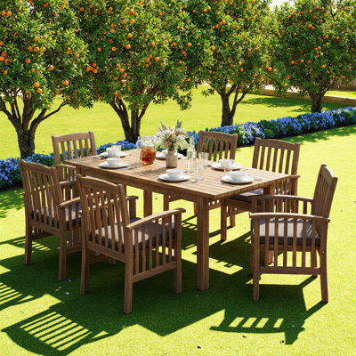 Ensemble de salle à manger d'extérieur en bois d'acacia 7 pièces - finition teck, table extensible (67,75 po à 87,25 po), 6 chaises avec structure patinée brune et coussins crème - Mobilier de patio moderne pour la pelouse, la cour, la terrasse du jardin ou le bord de la piscine (sièges 6 à 8) ))