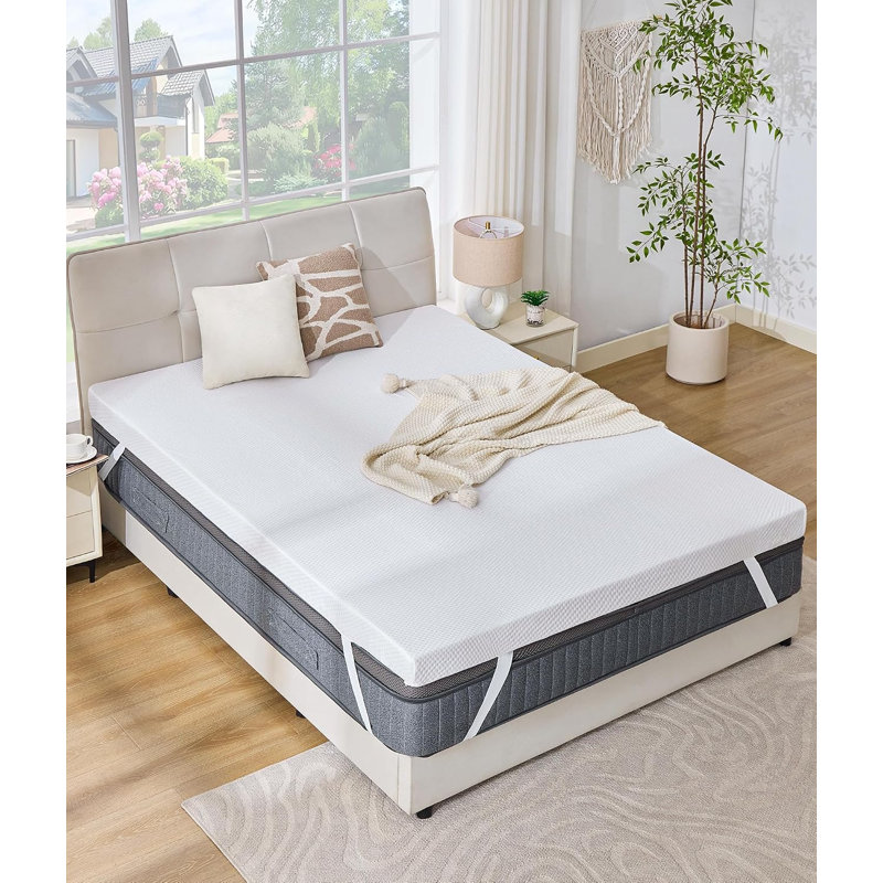Surmatelas en mousse à mémoire de forme de 4 po avec housse Alwyn Home, base antidérapante, amovible et lavable, Complète
