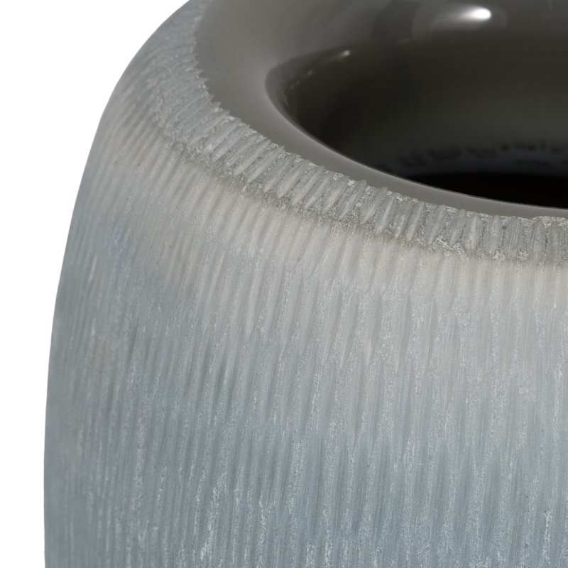 Vase en verre bleu 9 po, H 9 po x l 8 po x P 8 po
