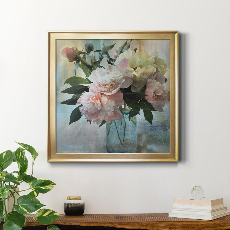 Peony Bouquet II - peinture sur toile encadrée, Cadre doré, H 34,5 po x l 34,5 po x P 1,5 po