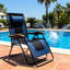 Fauteuil surdimensionné rembourré zéro gravité, chaise longue de 30 po de largeur, fauteuil inclinable pliable pour patio avec porte-gobelet, support de 400 lb, conception ergonomique pour la détente, structure en bois amovible et réglable