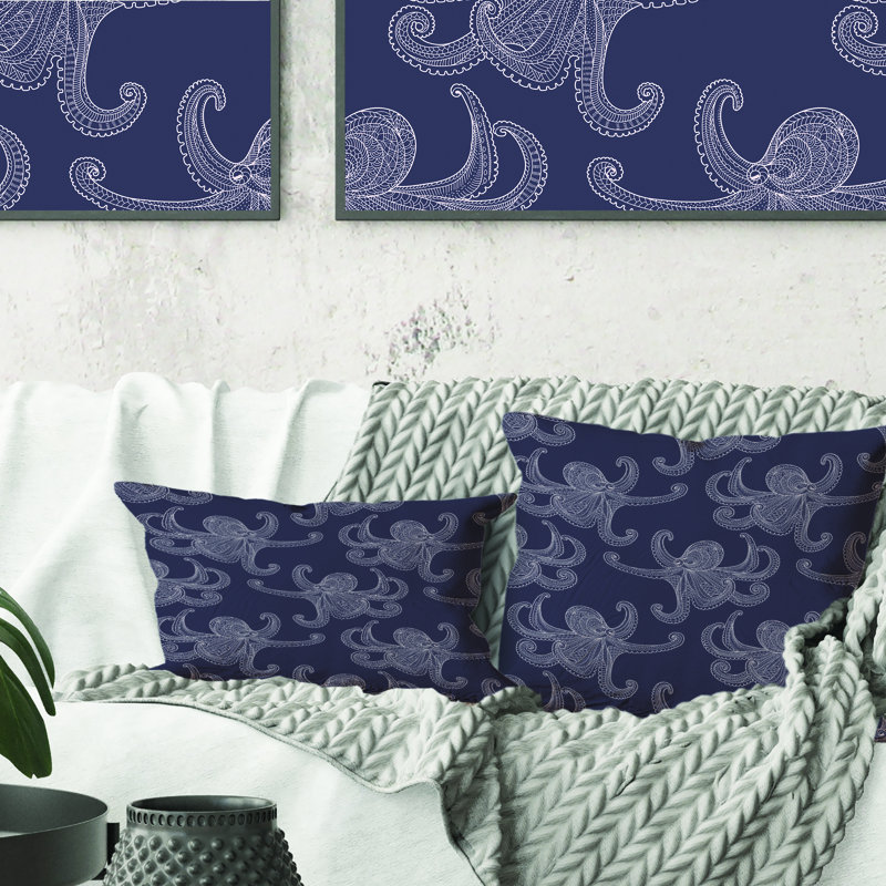 Coussin blanc à imprimé poulpes blancs sur fond bleu foncé, 16 po x 16 po
