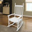 Chaise berçante en bois massif blanc - vous procure une sensation de confort avec un siège et des accoudoirs larges et un dossier à lattes robuste. Facile à assembler. Chaise en bois avec limite de poids de 250 lb, fabriquée en bois franc