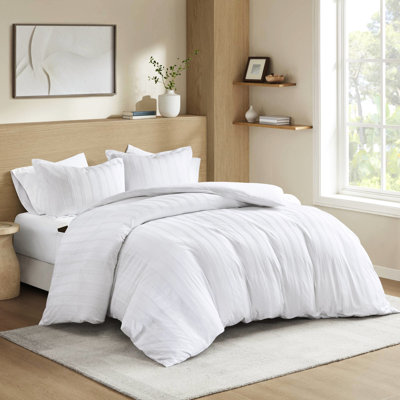 Couette avec attaches aux coins intérieurs pour un maintien optimal, tissage épais, confort et durabilité garantis, rayures intégrales, disponible en tailles Twin à King.